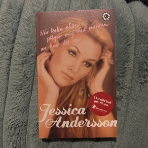 När kalla nätter plågar mig med minnen av hur det var - En inspirerande berättelse om Jessica Anderssons resa från en tuff barndom till att bli en känd artist. Perfekt för dig som gillar musik, glitter och att läsa om verkliga livsöden. Upptäck hur hon fann styrka och glädje genom musiken och Melodifestivalen.