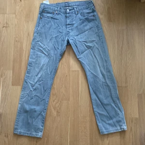 Levi's 501 grå jeans W28 L28 - Klassiska Levi's 501 jeans i grå denim med raka ben och normal passform. Köpte de från Vinted men de var alldeles för små. Skulle säga att de sitter 28/28