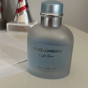 Dolce & Gabbana Light Blue Intense - Fräsch herrparfym, Dolce & Gabbana Light Blue Eau Intense Pour Homme. Flaskan är matt ljusblå med silverdetaljer och rymmer 100 ml. Kommer med original blå sammetsbox. En klassisk och stilren doft från Italien. Priset är spikat
