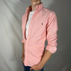 Ralph Lauren Skjorta - Hej säljer nu min fina Ralph Lauren skjorta i storlek S. Den är i ny skick och kommer vara super snygg vid skolstart. Nypris ca 1600kr!🍾🌊