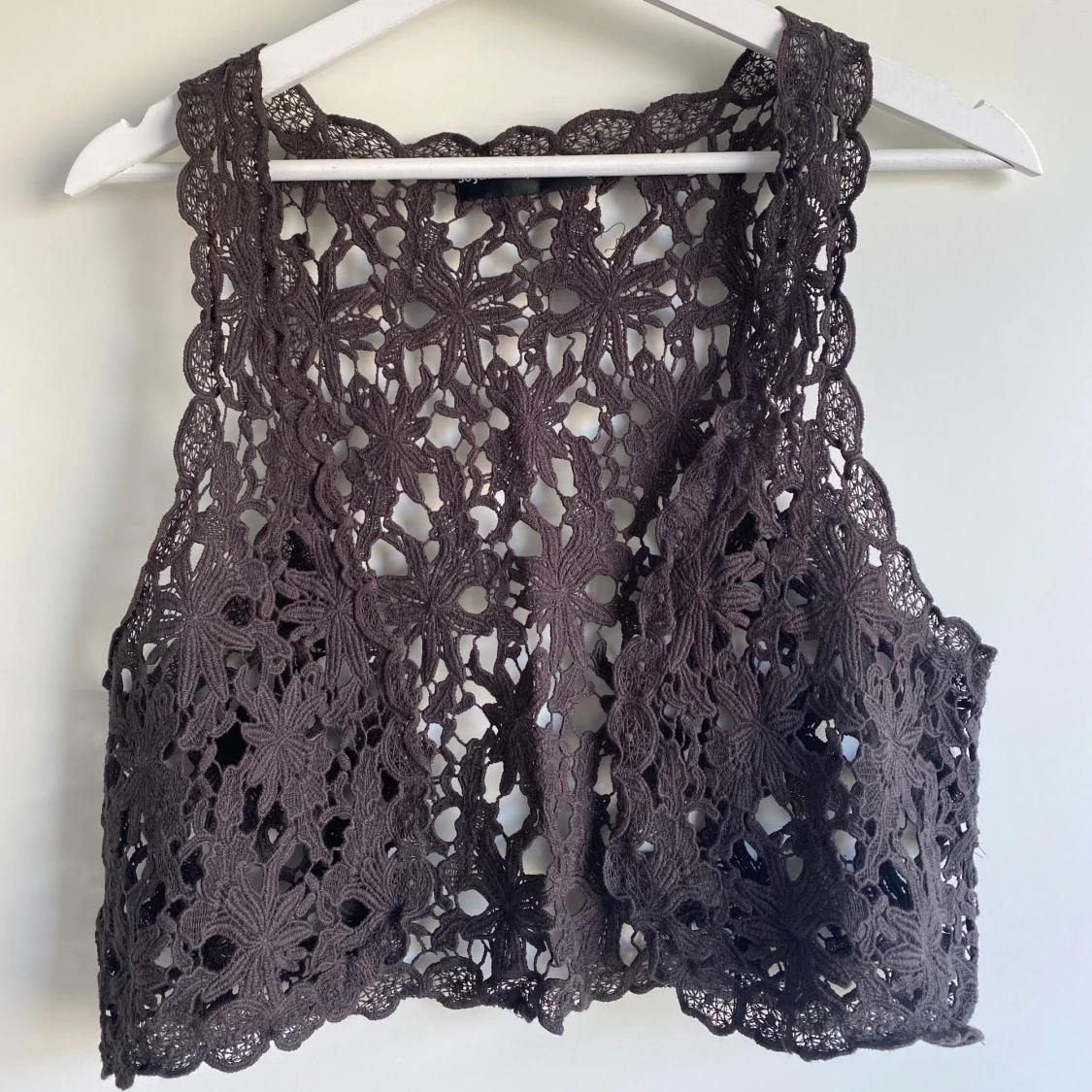 Virkad väst med blommönster