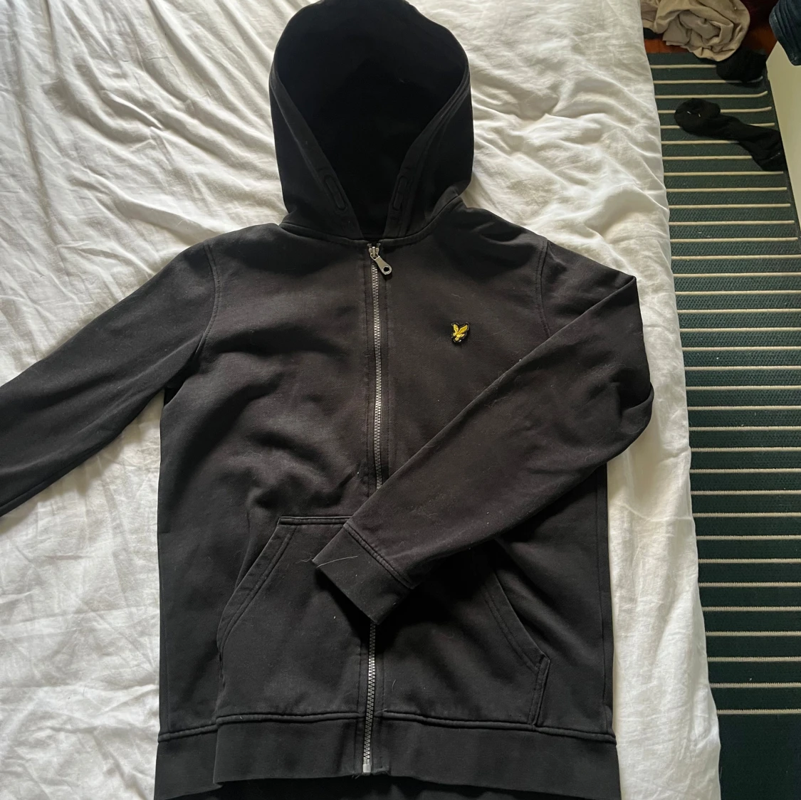 Svart hoodie från Lyle & Scott Junior