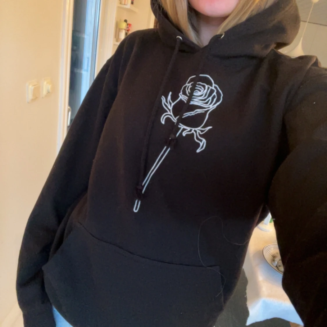 Svart hoodie med ros från Just Hoods