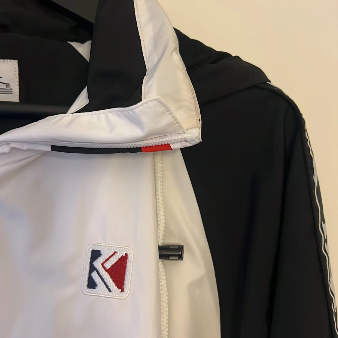 Kani vindjacka i svart, vitt och rött - 3