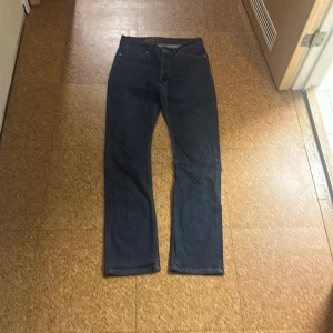 Mörkblå jeans från JACY, straight fit - Snygga mörkblå jeans från JACY i rak modell. Klassisk femficksdesign med normal passform och diskreta sömmar. Jeansen är tillverkade i ett slitstarkt denimtyg och passar perfekt till en avslappnad stil.