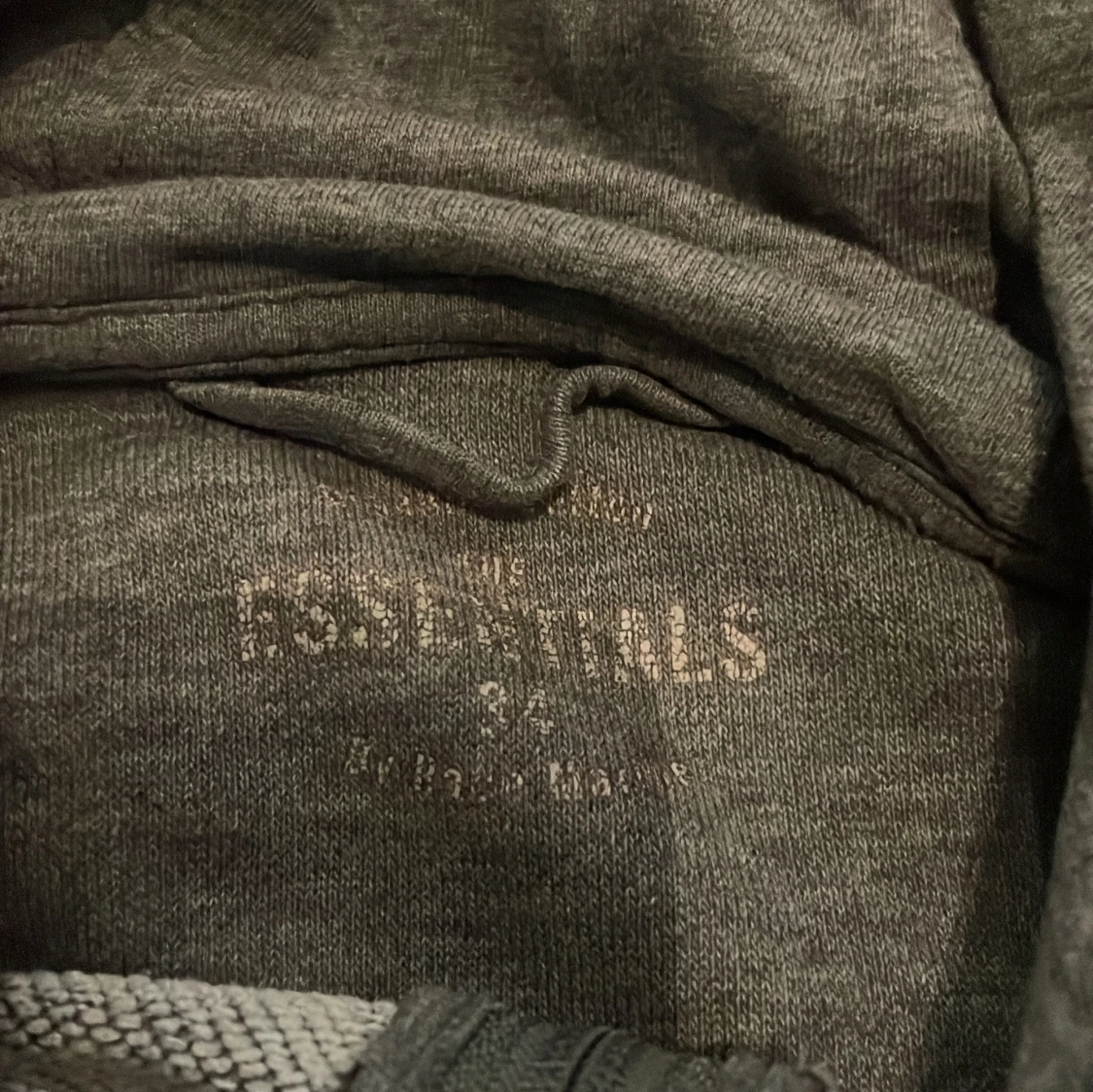 Grå hoodie från Essentials med dragkedja - 1