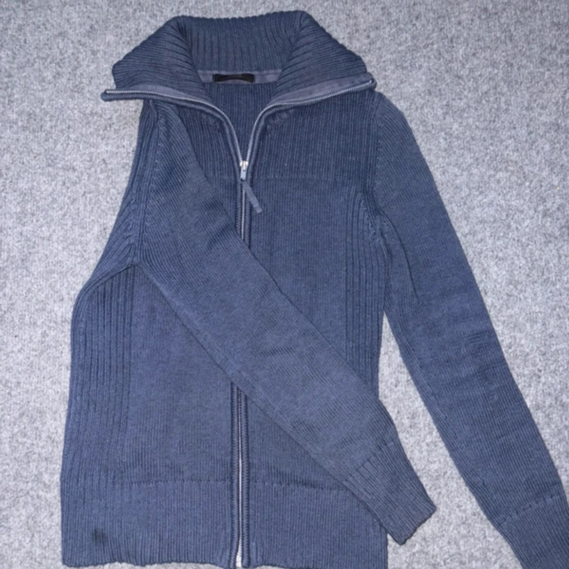 Blå ribbstickad kofta med dragkedja