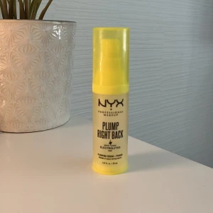 NYX Plump Right Back Primer - NYX Plump Right Back Primer är en ansiktsprimer med elektrolyter som ger huden en fräsch och återfuktad känsla. Kommer i en genomskinlig plastflaska med pump och neon-gult lock. Perfekt som bas innan foundation för en jämnare finish. Ungefär hälften kvar av den
