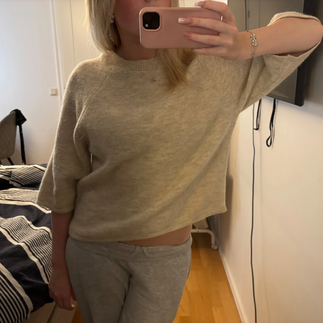 Beige stickad tröja med trekvartsärm