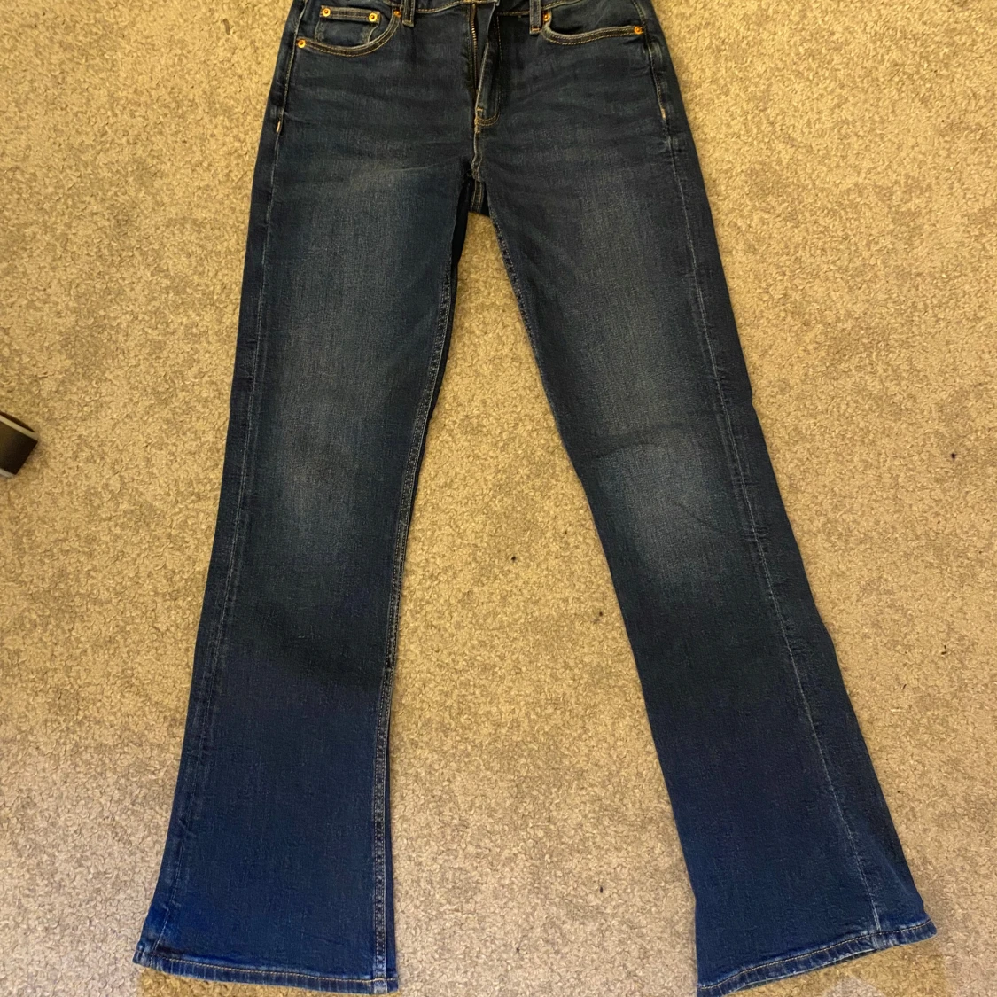 Blå bootcut jeans från Gina tricot