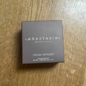 Anastasia cream bronzer - Säljer denna cream bronzer från Anastasia i förger ”golden tan”. Är oanvänd, som ses på bilden. Man får även med boxen