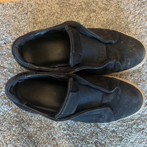 Svarta sneakers från Axel Arigato - VÄLDIGT SLITNA! Hål i sulan och slitage inuti skon, nedtrampade dessutom. Men om man tar sin tid och tvättar, fixar hålet, möjligtvis nya inlägg så förbättras skicket rejält! Skick 1/10, hör av er vid intresse.