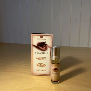 Choco Musk parfymolja Al-Rehab 6ml - Choco Musk från Al-Rehab är en koncentrerad parfymolja i en liten glasflaska med silvrig skruvkork och roll-on. Doften är söt och krämig med tydliga toner av choklad och vanilj. Förpackningen är beige och brun med guldiga detaljer och rymmer 6 ml samt är en riktigt dyr parfym olja. 