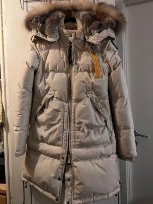 parajumper long bear  - säljer min Parajumper Longbear stolek Xs Jackan är den senaste modellen Kemtvättad och klar. Mycket sparsamt använd Säljer den endast för att den blivit för liten. Kan även byta om någon har samma i stl S