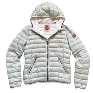 Ljusgrå pufferjacka från Colmar - Säljer en ljusgrå pufferjacka från colmar den är lite smutsig men de går nåt bara att tvätta den 