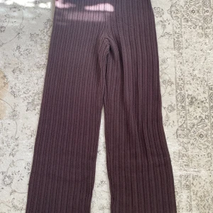 Bruna ribbstickade byxor från H&M - Säljer ett par bruna ribbstickade byxor från H&M i storlek M. Byxorna är aldrig använda. 