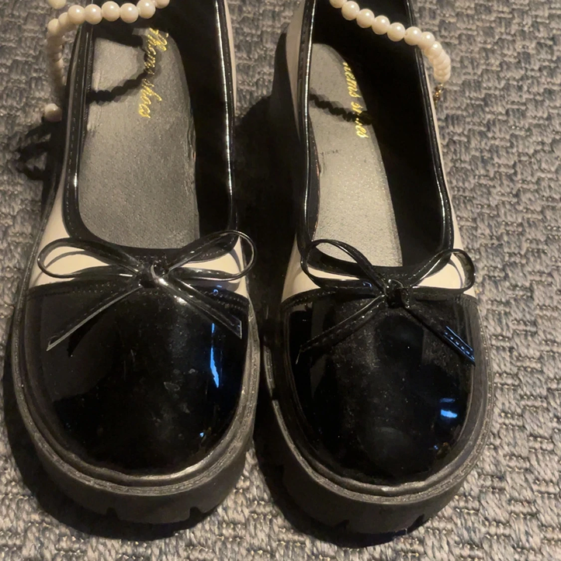 Svarta och vita ballerinaskor med rosett - 1