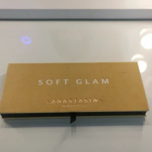 Soft Glam ögonskuggspalett Anastasia - Soft Glam ögonskuggspalett från Anastasia Beverly Hills med 14 nyanser, säljer för att jag ej använder ögonskugga. 