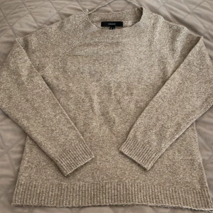 Beige stickad tröja från Vero Moda - Mysig beige stickad tröja från Vero Moda i storlek M. Tröjan har rund halsringning, långa ärmar och ribbade muddar vid armslut. Perfekt för nu på hösten med ett par jeans under. Den är oanvänd.