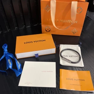 Lv armband 17 - Sprillans nya armband! Riktig go investering! Finns i två storlekar 17cm ✔️Allt på bilden medföljs✔️ Vid minsta fundering kontakta oss ✔️