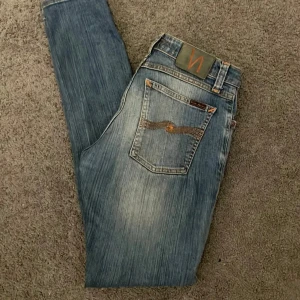 Nudie jeans - Säljer et par feta nudie jeans i modellen … Storlek W28 L32. Priset ej hugget i sten. Skick: 8.5/10. Inga slitningar eller något. 