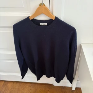 Mörkblå Soft Goat Kashmir Crewneck - Nypris: 3000 kr Extremt bra skick! (Endast använd enstaka gånger) Storlek: S 100% Kashmir Färg: Navy