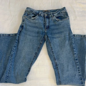 Blå bootcut jeans från Denim Rebel - Blå högmidjade bootcut jeans från Denim Rebel. Jeansen är i bra skick då dem bara varit använda ett fåtal gånger.