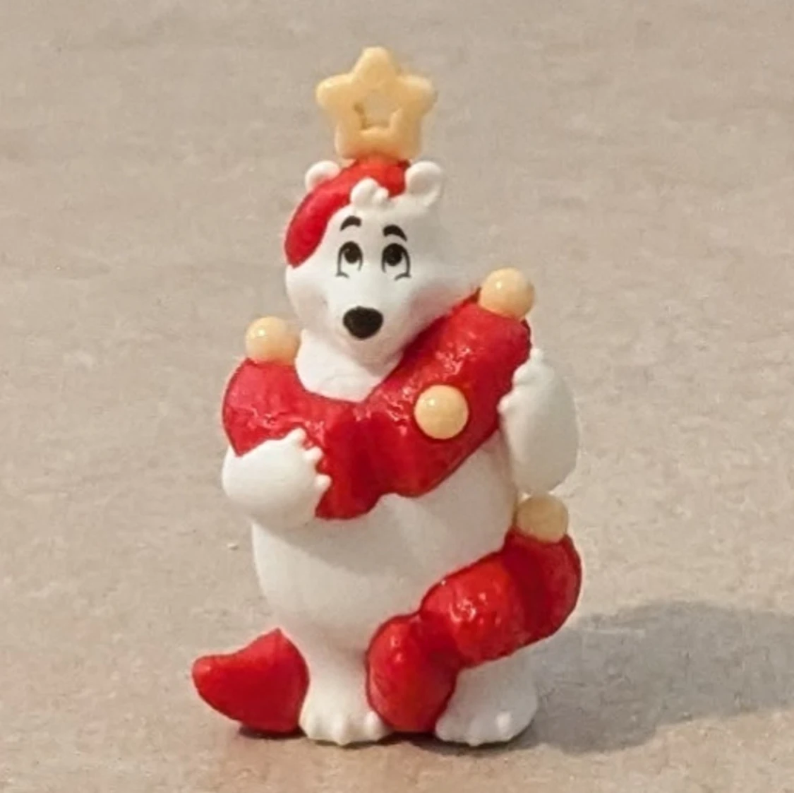 Björn av plast som är ihop byggd