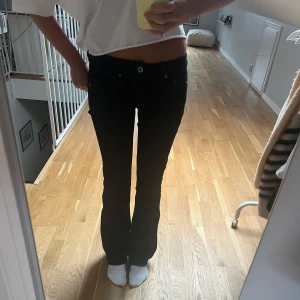 Low waist bootcut jeans - Supercoola jeans från g-star som tyvärr inte kommer till användning! Midjemått tvärs över: 35 cm(med stretch) innerbenslängd: 78 cm (passar mig som är 170 cm och brukar ha S)🥰🥰 obs. Lite ”slitna” längst ner på benet vilket syns på sista bilden