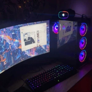 Gaming dator - Säljer hela min gaming-setup (förutom mikrofon) – perfekt för dig som vill komma igång direkt! Allt är i bra skick och fungerar felfritt. Bara att koppla in och börja gamea eller streama.  ✅ Gamingdator – SharkGaming – Intel i5-10400 – NVIDIA GTX 1660 6GB – 16 GB DDR4 RAM – SharkGaming vattenkylning – RGB-chassi med glasruta  ✅ Skärm – Samsung LC27G5xT – 27 tum, QHD 2560x1440 – Riktigt skarp bild  ✅ Tillbehör som ingår: – Razer RGB-tangentbord – Gamingmus – Stort musmatta med drakmönster  💬 Allt