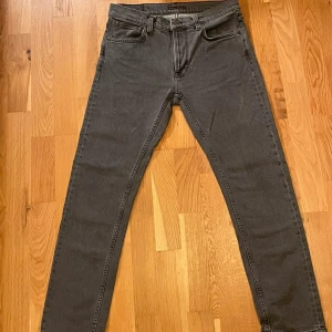 Grå jeans från Nudie Jeans, 30/30 - Säljer ett par gråa nudie jeans i modellen grim tim i mycket bra skick. Nypris ca 1600, bara att skriva vid frågor eller funderingar 🤗