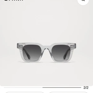 CHIMI 04 grå transparenta solglasögon - Snygga solglasögon från CHIMI i modellen 04 med transparent grå båge och fyrkantig form. Använda 1-2 gånger. Inga effekter alls och dom är som helt nya. Tveka inte vid frågor🥰