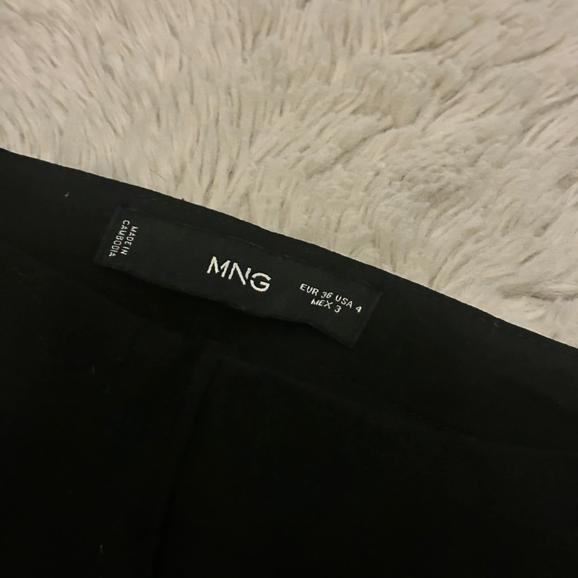 Svarta vida kostymbyxor från MNG - 1