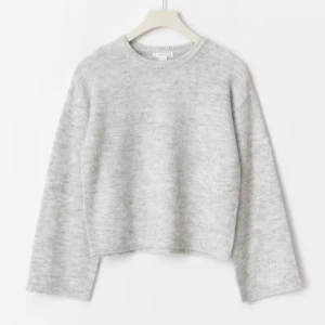 Stickad tröja från Gina Tricot - Väldigt fin ljus grå stickad tröja från Gina Tricot, använt väldigt få gånger (2-3 gånger) och har inga skador alls. Passar bra till hösten!