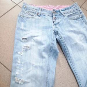 Ljusblå bootcut jeans med slitningar - Säljer mina supercoola bootcut jeans med slitningar. Är inte helt säker på märket men tror att det är Seven7! Storleken är XS-S, om du vill ha exakta mått är det bara att komma privat🩷kom gärna med prisförslag!