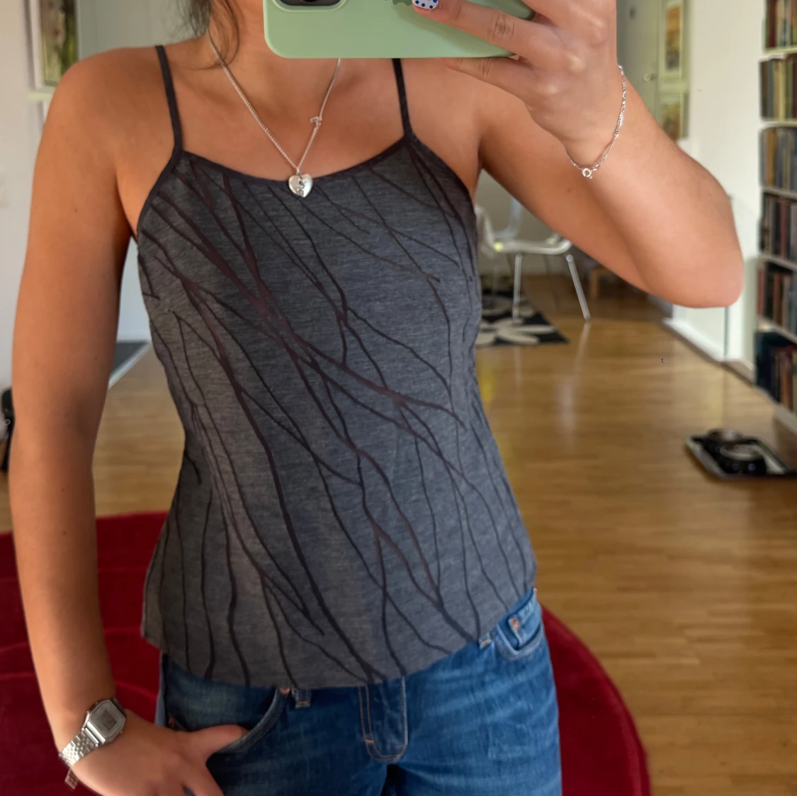 Grå linnetopp med tunna axelband