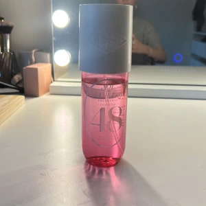 Sol de Janeiro Cheirosa 48 Parfymmist - Fräsch och tropisk body mist från Sol de Janeiro, Cheirosa 48. Flaskan är genomskinlig och rosa med en stor vit kork och sprayfunktion. Doften har inslag av guava, solig orkidé och rosa mysk. Perfekt för dig som gillar söta och fruktiga dofter. Nypris:449kr! säljer på grund av att den inte används längre!!!!