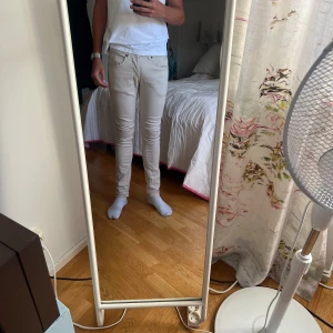 Dondup Jeans - Säljer dessa jätte feta Dondup jeansen i storlek 29 men passar 30 också. Modellen på bilden är 176 och väger 62 kg. Dessa beige Dondup Jeansen är perfekta till vardagen och uppklädda tillfällen. Jag har original tagsen från Dondup. Hör av er vid minsta fråga och jag är öppen för prisförslag.