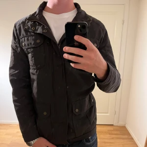 Fieldjacka svart Riley - Säljer denna sjukt snygga fieldjackan från Riley⭐️ Färgen är svart och storleken är S✅ Jackan har inga defekter och skicket är utomordentligt🙌🤝 Sjukt najs passform och passar perfekt till hösten🍁🙌 Tveka inte på att höra av er dig vid minsta fråga eller fundering😊