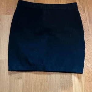Svart höst kjol - En svart, tight kortkjol som är superfin till hösten. Storlek xs men passar även S. den är använd 1 gång och är i superbra skick och material. 