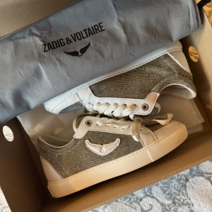 Glittriga sneakers från Zadig & Voltaire - Säljer ett par Zadig & Voltaire sneakers i riktigt fint skick, endast sparsamt använda. En stilren och trendig modell som funkar lika bra till vardags som för att lyfta din outfit lite extra. Sköna på foten, exklusiva detaljer och en design som alltid känns rätt – redo för en ny ägare!🤗✨💖  📍Kan skickas eller mötas upp i Nyköping!