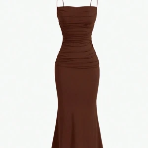 Brun långklänning med smala axelband - Supersnygg brun långklänning med smala axelband och figurnära passform. Klänningen har rynkade detaljer över byst och midja som framhäver siluetten. Perfekt för dig som vill ha en elegant och trendig look.