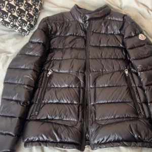 Svart Moncler dunjacka - Säljer en svart dunjacka från Moncler 