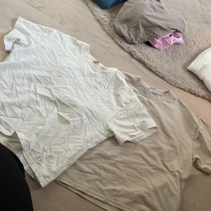 Beige t-shirt från Lindex, loose fit - En basic beige t-shirt från Lindex i loose fit. T-shirten har rund halsringning med ribbad kant och korta ärmar. Perfekt för en chill och enkel stil. Materialet är mjuk bomull som känns skönt mot huden.