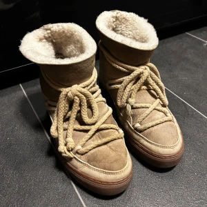 Beige Inuikii boots - Skor från Inuikii i strl 38. Defekter syns på bilder. 