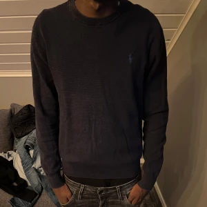 Mörkblå stickad tröja från Polo Ralph Lauren - Säljer en tvär fet Ralph lauren tröja | Storlek : S | Längd på modellen : 178 | Vikt på modellen : 65 | Hör av er för frågor ✌️