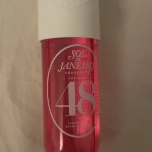 Sol de Janeiro Cheirosa 48 Parfymmist - Sol de Janeiro Cheirosa 48 är en parfymmist i en snygg rosa plastflaska med vit kork. Doften har inslag av guavanektar, solig orkidé och rosa mysk, inspirerad av Rio 1948. Flaskan rymmer 240 ml  har typ kvar 235ml använder inte parfymen ofta. Och är perfekt för dig som gillar fruktiga och blommiga dofter.