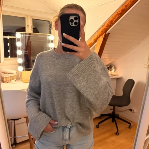 Ljusblåa jeansshorts från Gina Tricot i storlek 36 - Hägmidjade jeansshorts från Gina Tricot. Storlek 36. 