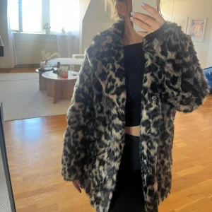 Linn Ahlborg X NAKD jacka - Säljer denna jackan i storlek 36/s. Jackan är köpt på NAKD med collab av Linn Ahlborg, lappen i jackan är avklippt.