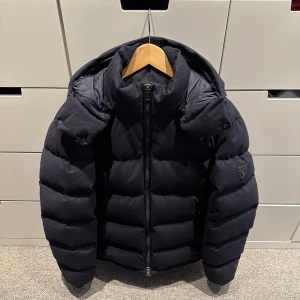 Polo Ralph Lauren ”The Decker Down Jacket” - Säljer min riktigt schyssta mörkblåa Ralph Lauren dunjacka eftersom jag är ute efter en svart jacka. Förra årets kollektion, bara använd en halv vinter. 10/10 skick utan några defekter. Tvivla inte på att höra av dig.